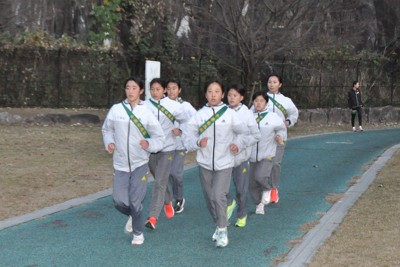 本番に向け練習に励む千原台の選手ら＝熊本市西区で2025年12月12日午後5時19分、野呂賢治撮影