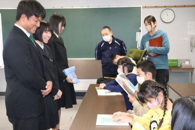 児童たちは点訳絵本をさっそく読んでみた＝大分市金池町3で2025年12月15日午前10時58分、久保田修寿撮影