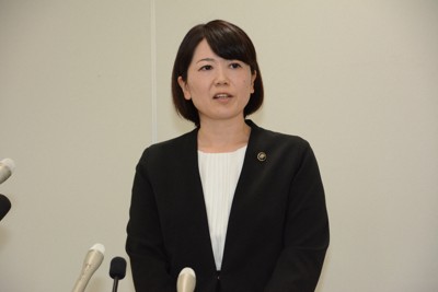報道陣の取材に応じる小川晶・前橋市長＝前橋市の市役所で2025年10月17日午後3時38分、加藤栄撮影