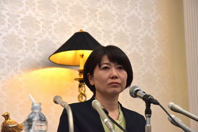 前橋市の出直し市長選への出馬会見で記者の質問を聞く小川晶前市長＝前橋市内で2025年12月17日午後4時22分、福田智沙撮影