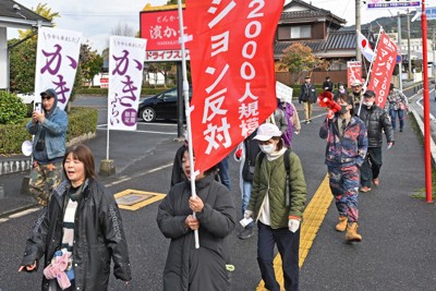 外国人向けマンション建設計画に反対し、デモ行進する人たち＝福岡県朝倉市で2025年12月14日、野田武撮影