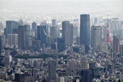 東京都心に建つ高層ビル＝東京都内で2025年6月23日、本社ヘリから平川義之撮影
