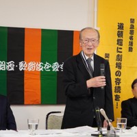 関西・歌舞伎を愛する会の署名活動について説明する代表世話人の川島靖男さん（中央）、堀井良殷さん（右）、事務局長の向井康人さん＝大阪市中央区で2025年12月18日午後3時59分、関雄輔撮影
