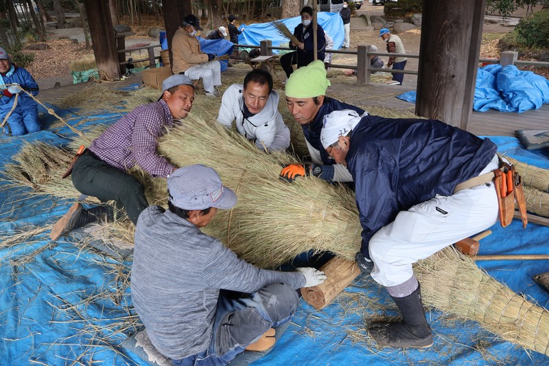 重さ400キロのジャンボサイズも! 静岡・三嶋大社でしめ縄作り | 毎日新聞