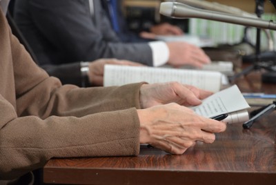 違法な献金勧誘があったとして旧統一教会に賠償を命じた東京高裁判決後に記者会見する女性の長女（手前）＝東京・霞が関で2025年12月18日午後3時2分、安元久美子撮影