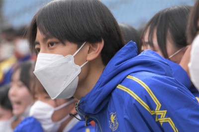 チームメートのレースを応援する簡子傑＝宮城県利府町内で2025年11月24日、高橋広之撮影