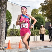 東大阪大敬愛が2位となった大阪府予選で2区を走る久保凜＝大阪市内で2025年11月1日、荻野公一撮影