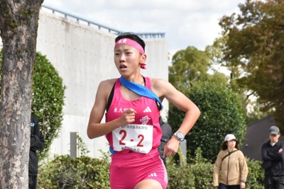 東大阪大敬愛が2位となった大阪府予選で2区を走る久保凜＝大阪市内で2025年11月1日、荻野公一撮影