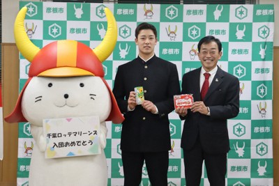 彦根市役所を訪問した横浜高の奥村頼人選手と出迎えた田島一成市長、ひこにゃん＝彦根市元町で、2025年12月17日午後5時45分、菊池真由撮影