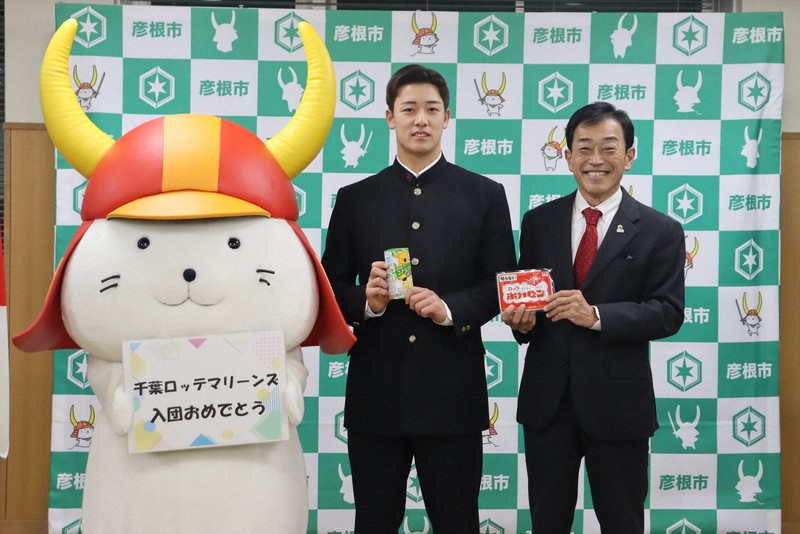 ロッテドラ3奥村選手、ひこにゃんとキャッチボール 彦根市を表敬