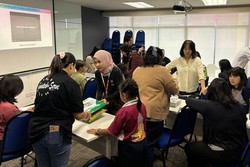 健診や療育の進め方などのトレーニングを受ける幼稚園教員ら＝マレーシア・サラワク州で（トイエイト提供）