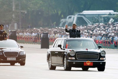 中国は「高市発言」を利用して「現状変更」を画策。写真は北京市で2025年9月にあった抗日戦勝80周年記念パレードに臨む習近平国家主席（Bloomberg）