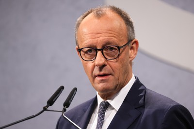 メルツ首相は社会保障制度改革の必要性を訴えるが、政権基盤は脆弱だ Bloomberg