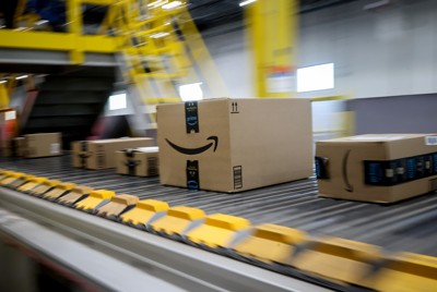 年末商戦は滑り出し好調（２０２５年12月、ニュージャージー州のアマゾン物流センター） Bloomberg