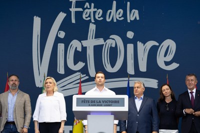 2027年仏大統領選の有力候補で仏急伸右派党首のバルデラ氏（中央）、前党首のルペン氏（左から2人目）、ハンガリーのオルバン首相（右から3人目） ABACA=共同 
