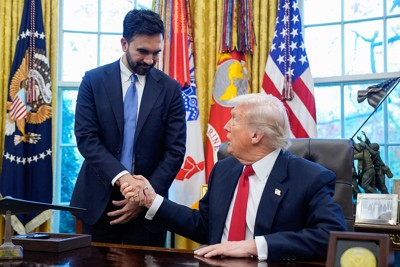 ニューヨーク市長選を制した民主党のマムダニ氏（左）と握手するトランプ大統領 ABACA＝共同