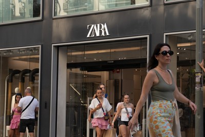 バルセロナにあるスペインのアパレルブランド「ザラ」の店 ZUMA＝共同