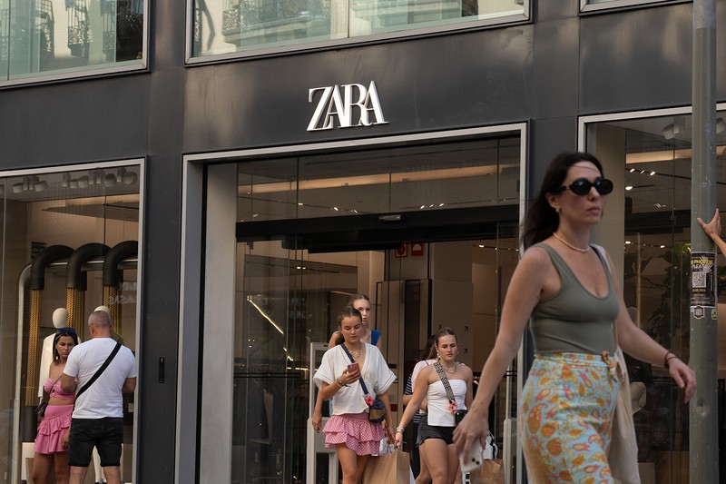 バルセロナにあるスペインのアパレルブランド「ザラ」の店 ZUMA＝共同