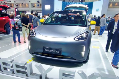 中国の吉利汽車がタイの自動車展示会に出展した「EX2」(筆者撮影)
