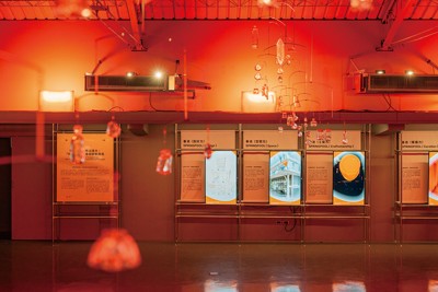 展示スペースにつり下げられたリサイクルガラスの作品（林祐任 Youren Lin 撮影）（春池ガラス「春場」提供）