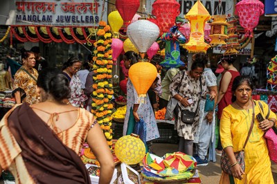 屋台で売られるランタンなどディワリの祝祭品＝ムンバイで （Bloomberg）