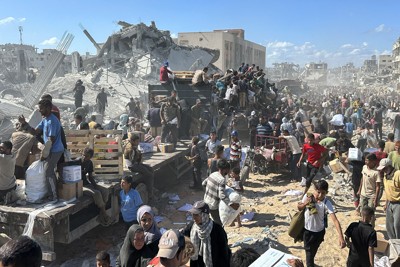 停戦が発効した直後のガザ地区に食料品を運んだ国連世界食糧計画のトラック　ZUMA=共同