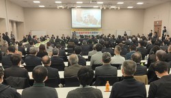 衆院第1議員会館の大会議室で開かれた「スルガ銀行不正融資・調停結果報告会」には国会議員、議員秘書合わせて約90人が集まった＝東京都千代田区で2025年12月15日午後6時、今沢真撮影