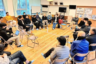 座談会で、被災家屋の再活用について意見を交わす住民や能登復興建築人会議のメンバーら＝石川県輪島市門前町七浦地区で、東栄一撮影