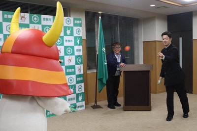 ひこにゃんとキャッチボールをする横浜高の奥村頼人選手（右）＝彦根市元町で、菊池真由撮影