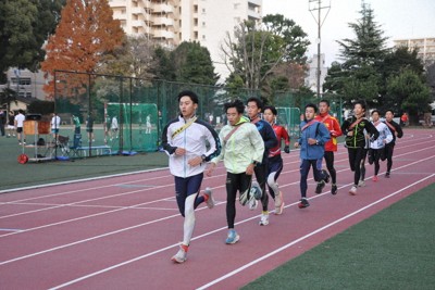 本番に向け練習に取り組む九州学院の選手ら＝熊本市中央区で2025年12月10日午後4時57分、野呂賢治撮影