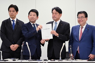 まとまった2026年度税制改正大綱を手に写真撮影に応じる自民党の小野寺五典税調会長（中央右）と日本維新の会の梅村聡税調会長（同左）＝衆院第2議員会館で2025年12月19日午後3時54分、平田明浩撮影