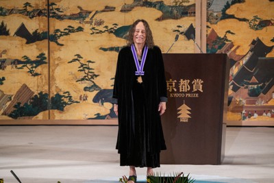 京都賞の授賞式で笑顔を見せるキャロル・ギリガンさん＝稲盛財団提供