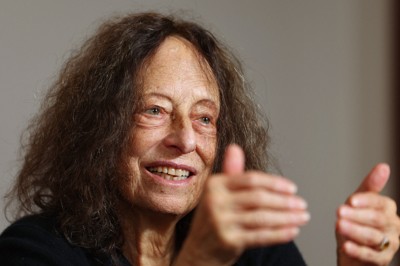 1980年代に「ケアの倫理」を提唱した米国の心理学者キャロル・ギリガンさん。京都賞を受賞し、インタビューに応じた＝京都市中京区で2025年11月12日、前田梨里子撮影