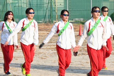 ダッシュ走の後にクールダウンをする春日部女子の選手たち＝埼玉県春日部市粕壁東の同校で2025年12月3日午後、板鼻歳也撮影