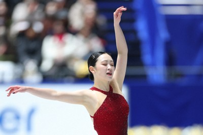 女子SPで演技する青木祐奈＝東京・代々木第一体育館で2025年12月19日、猪飼健史撮影
