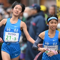 昨年の選抜女子駅伝北九州大会でたすきをつなぐ神村学園の野口紗喜音選手（左）＝北九州市で2024年1月21日、平川義之撮影