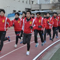 強豪・九州学院を引っ張る門間蒼大主将（左端）＝熊本市中央区で2025年12月10日午後4時31分、野呂賢治撮影