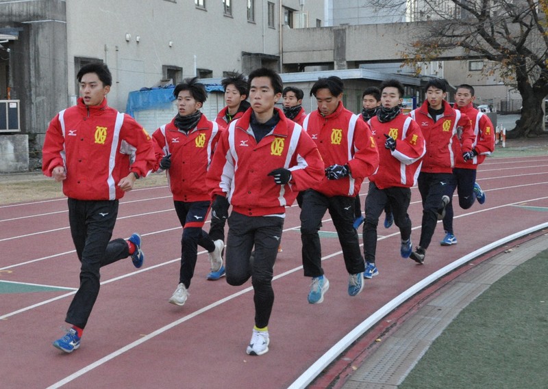 強豪・九州学院を引っ張る門間蒼大主将（左端）＝熊本市中央区で2025年12月10日午後4時31分、野呂賢治撮影