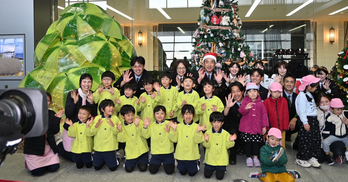 Easy Japanese news in translation: Christmas tree with lost items appears at Hakata Station