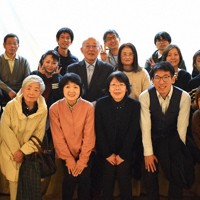 尼崎市の「地域を結ぶ笑顔の会」の河合由紀子さん（前列右から3人目）と仲間たち＝兵庫県尼崎市潮江1で2025年12月7日午後4時47分、稲田佳代撮影