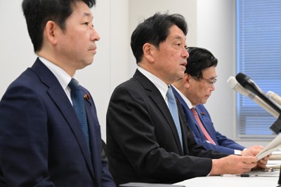 2026年度税制改正大綱がまとまり、記者会見で発言する自民党の小野寺五典税調会長（中央）。手前は日本維新の会の梅村聡税調会長＝衆院第2議員会館で2025年12月19日午後3時49分、平田明浩撮影
