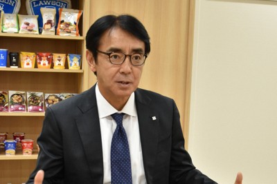 インタビューに答えるローソンの竹増貞信社長＝東京都品川区で2025年12月16日、佐久間一輝撮影