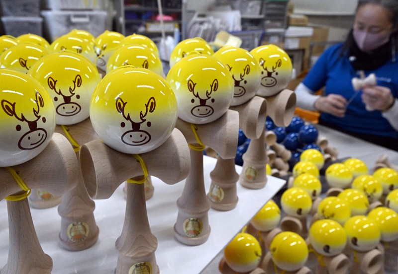 金色のたてがみで、飛躍の年に 生産量日本一の「けん玉のまち」 | 毎日新聞