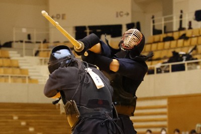 メンで優勝を決めた福井工大・大宮輝星選手（右）＝岡山市北区のシゲトーアリーナ岡山で2025年12月20日午後5時26分、大村健一撮影