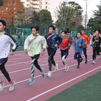 強豪・九州学院を引っ張る門間蒼大主将（左端）＝熊本市中央区で2025年12月10日午後4時55分、野呂賢治撮影