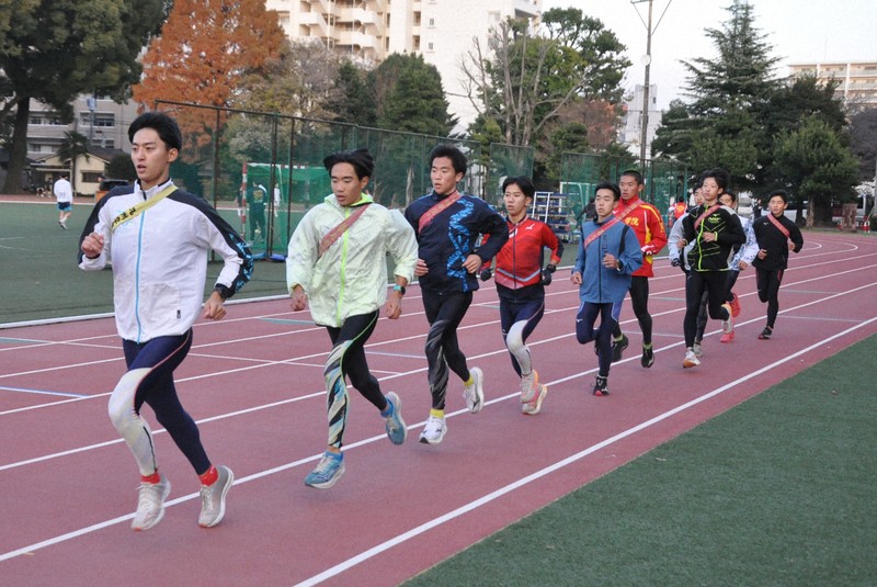 強豪・九州学院を引っ張る門間蒼大主将（左端）＝熊本市中央区で2025年12月10日午後4時55分、野呂賢治撮影