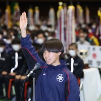 開会式で選手宣誓をする長野東の田畑陽菜＝京都市右京区の京都市体育館で2025年12月20日、長澤凜太郎撮影