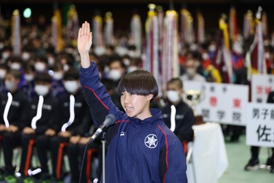 開会式で選手宣誓をする長野東の田畑陽菜＝京都市右京区の京都市体育館で2025年12月20日、長澤凜太郎撮影