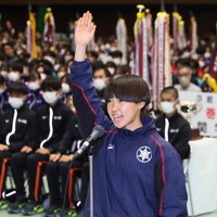 開会式で選手宣誓をする長野東の田畑陽菜＝京都市右京区の京都市体育館で2025年12月20日、長澤凜太郎撮影