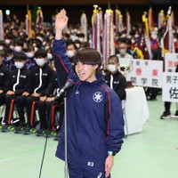 開会式で選手宣誓をする長野東の田畑陽菜＝京都市右京区の京都市体育館で2025年12月20日、長澤凜太郎撮影